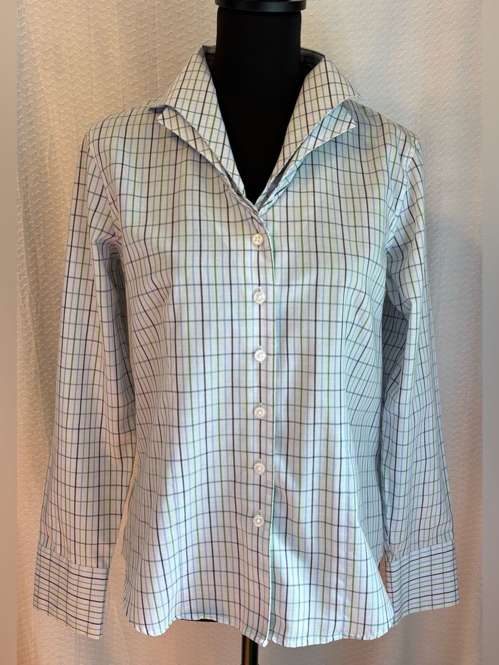 Orvis long sleeve plaid button-down shirt
Size 6.